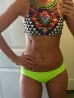 színes mintás sportos bikini